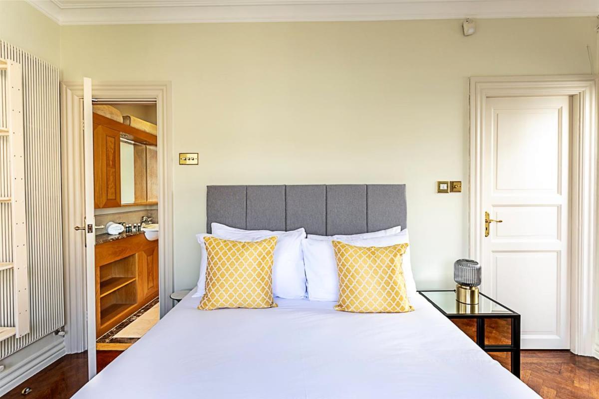 Lovely Stylish Two-bedroom Kensington Apartamento