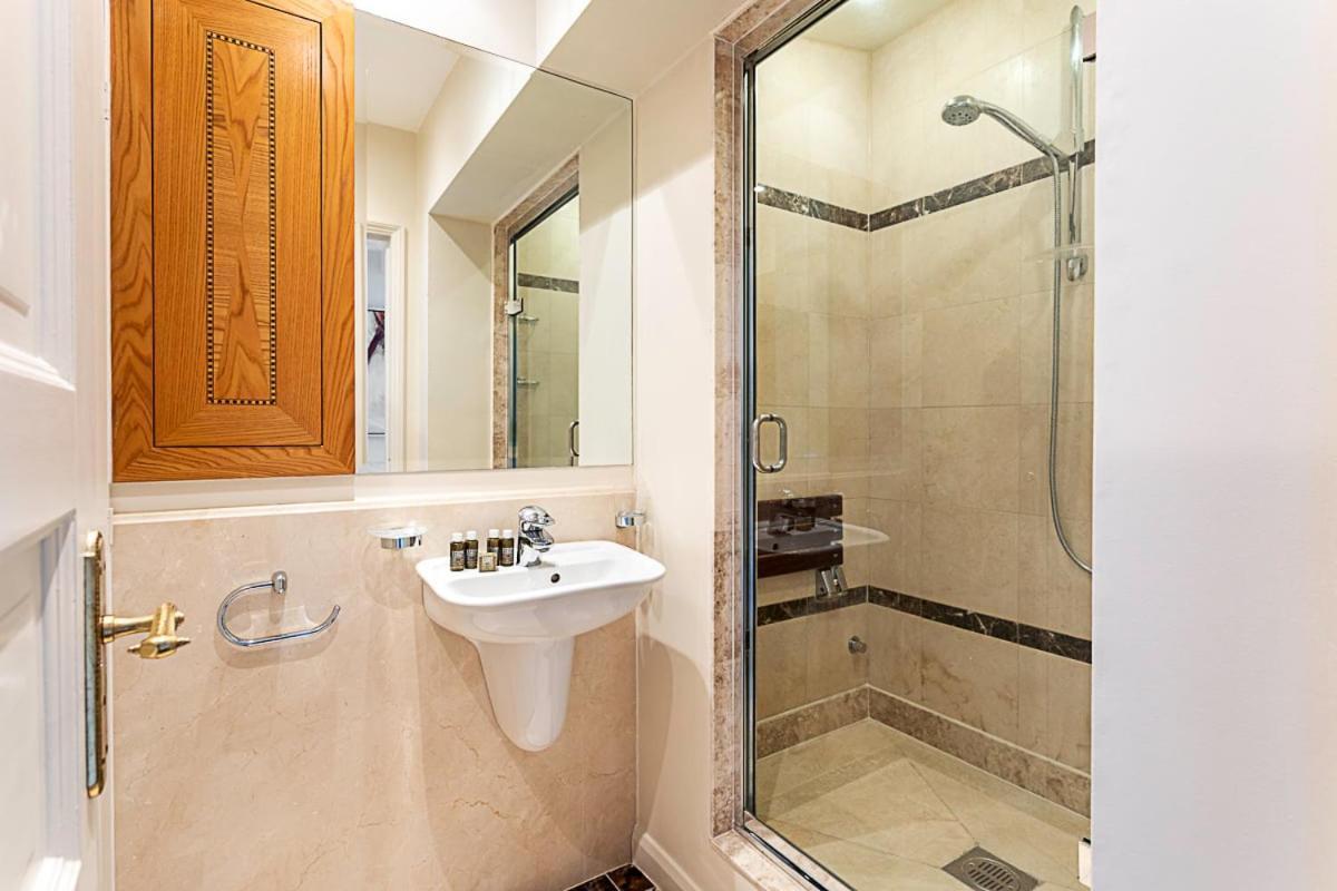 Lovely Stylish Two-bedroom Kensington * Londres
